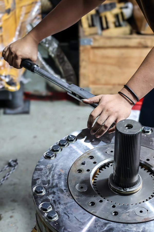 Vibration-Resistant Fastener Selection: Preload, Locking & Joint Design Guide